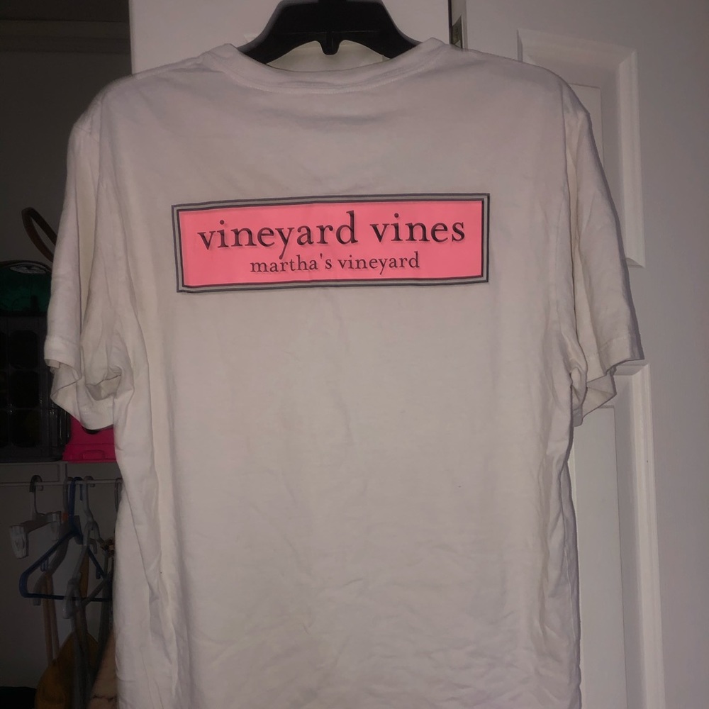 White vineyard vines t-shirt